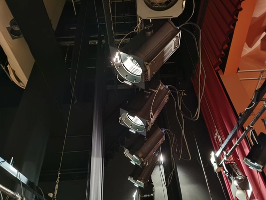 300W LED CRI95 إضاءة المسرح RGBALC 6 في 1 زوم آلي Fresnel Spot Light مع نظام إدارة الألوان